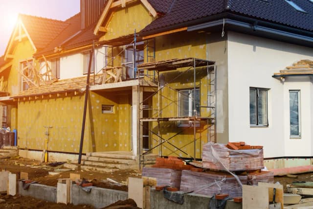 Co wchodzi w skład elewacji budynku? Kluczowe elementy i materiały Co wchodzi w skład elewacji budynku? Kluczowe elementy i materiały