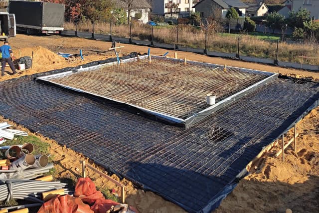 Fundament czy płyta – który wybór uchroni przed problemami budowlanymi? Fundament czy płyta – który wybór uchroni przed problemami budowlanymi?