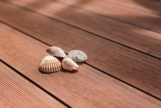 Czym pomalować taras z drewna, aby uniknąć kosztownych błędów?