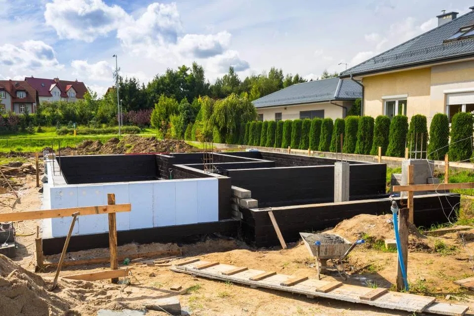 Czym izolować fundament? Najlepsze materiały, które zaoszczędzą koszty