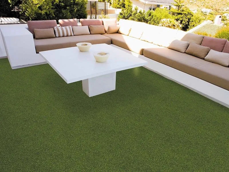 Jak skutecznie czyścić sztuczną trawę na tarasie bez wysiłku