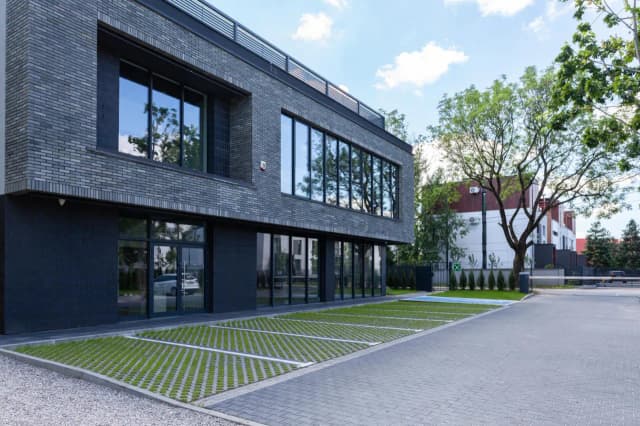 Ile kosztuje budowa budynku usługowego? Zaskakujące ceny i czynniki wpływające na koszty