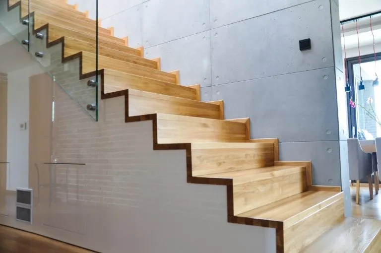 Schody bukowe jaki kolor wybrać, aby odmienić wnętrze?