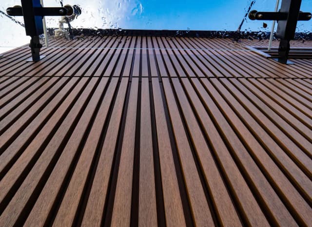 Jak odnowić drewniany taras i uniknąć najczęstszych błędów
