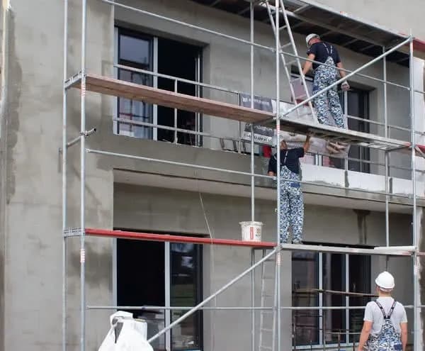 Kiedy robić elewację? Najlepsze sezony i warunki do pracy